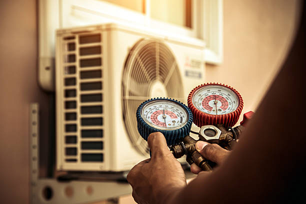 Professional Hvac technician working in Pinehurst, ID